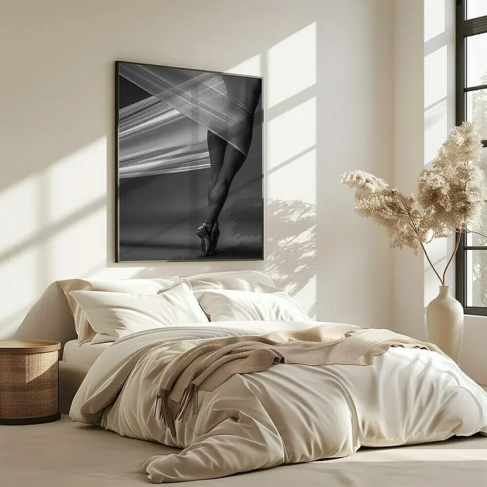 Papermoon Bild - Balance, B x H: 70 x 100 cm, Ohne Passepartout, Rahmen Eiche - Schlafzimmer mit einem Bett mit weißer Bettwäsche und einem Schwarz-Weiß-Foto einer Ballerina an der Wand.