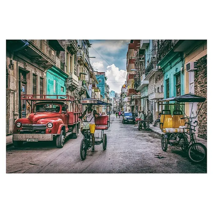 Papermoon Poster - Habana Street, B x H: 140 x 100 cm, Ohne Passepartout - Buntes Straßenbild von Havanna, Kuba, mit einem roten Oldtimer-LKW und einem Fahrradtaxi im Vordergrund. Die architektonischen Details sind bemerkenswert.