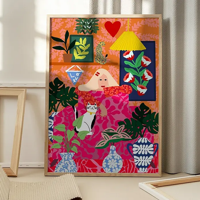 Papermoon Bild - Cat Lady, B x H: 80 x 110 cm, Mit Passepartout, Rahmen Eiche - Das farbenfrohe gerahmte Wandbild zeigt eine Frau mit Katze, umgeben von Pflanzen und dekorativen Elementen, die eine gemütliche Atmosphäre schaffen.