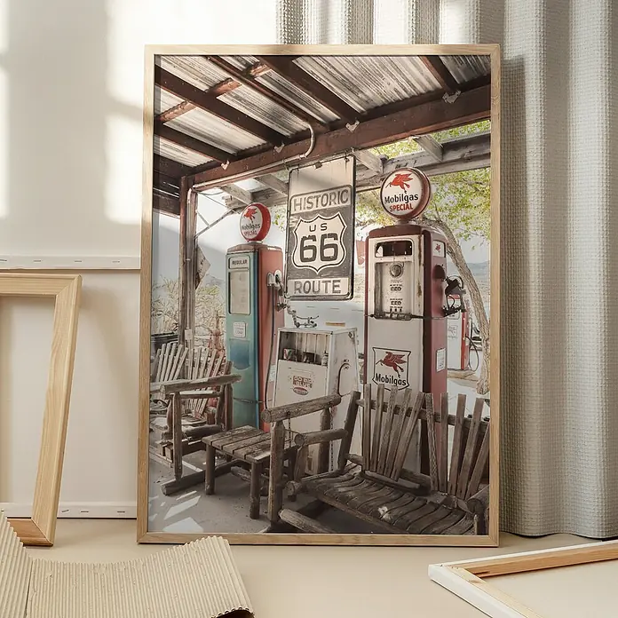 Papermoon Bild - Route 66 Gas Station, B x H: 70 x 100 cm, Ohne Passepartout, Rahmen Eiche - Ein gerahmtes Kunstwerk mit dem Motiv einer historischen Tankstelle an der Route 66, detailreich und nostalgisch.