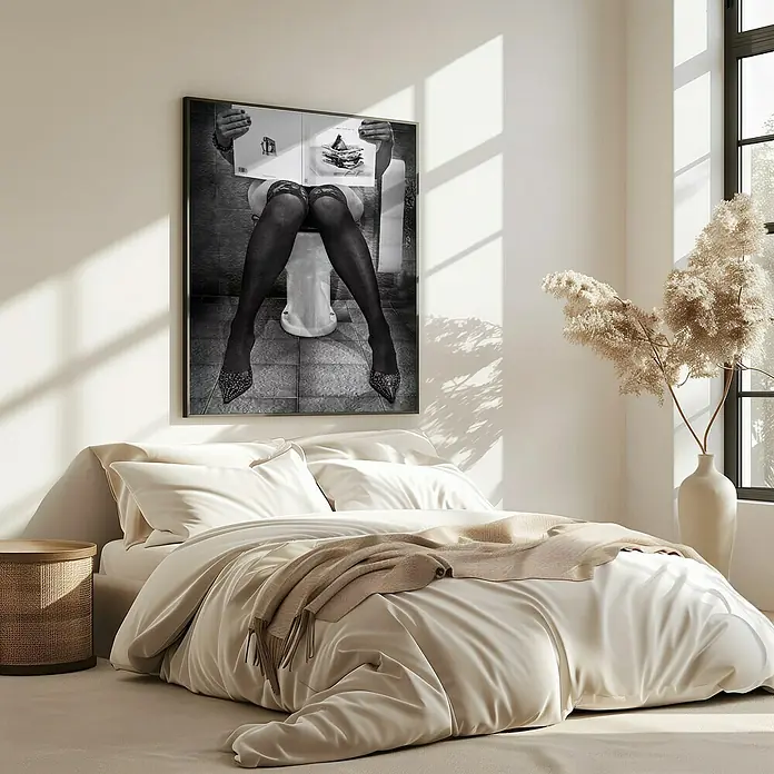 Papermoon Bild - Le Goart des Autres, B x H: 40 x 50 cm, Mit Passepartout, Rahmen Eiche - Ein stilvolles Schlafzimmer mit einem gerahmten Schwarzweiß-Kunstdruck, der eine auf der Toilette lesende Frau zeigt.