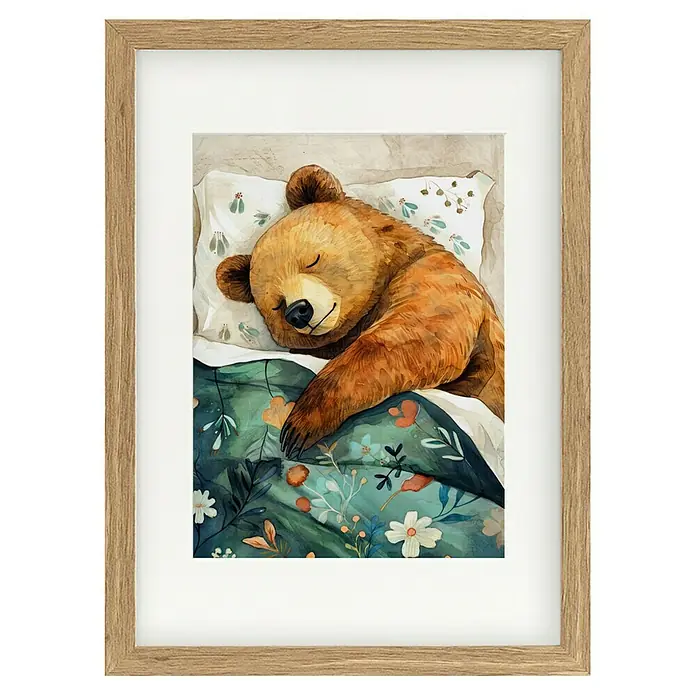 Papermoon Bild - Sleepy Bear, B x H: 70 x 100 cm, Mit Passepartout, Rahmen Eiche - Gerahmtes Bild eines schlafenden Bären unter einer blumigen Decke, das Kinderzimmer mit sanfter Niedlichkeit bereichert.