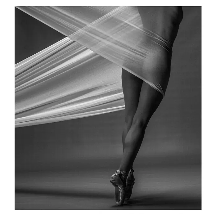 Papermoon Poster - Balance, B x H: 100 x 140 cm, Ohne Passepartout - Balletttänzerin in Spitzenschuhen und durchscheinendem Stoff. Eleganz und Ausdruck in Schwarz-Weiß.
