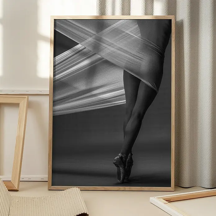 Papermoon Bild - Balance, B x H: 70 x 100 cm, Ohne Passepartout, Rahmen Eiche - Schwarz-Weiß-Fotografie eines gerahmten Ballettschuhe tragenden Tänzers mit drapiertem Stoff. Ein stilvolles Wandbild für Kunstliebhaber.