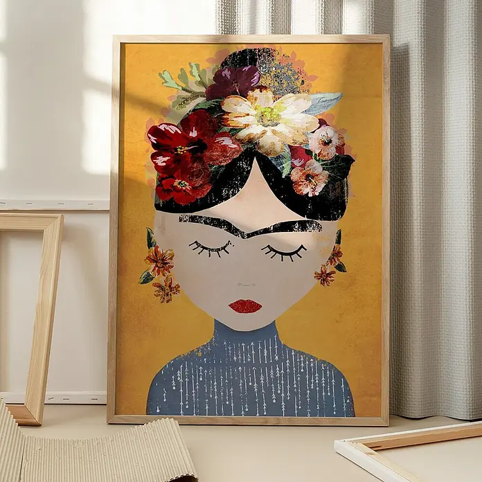 Papermoon Bild - Treechild Frida Gelb, B x H: 100 x 140 cm, Mit Passepartout, Rahmen Eiche - Ein gerahmtes Porträt im Frida-Kahlo-Stil mit Blumen im Haar und Ohrringen, verleiht jedem Raum eine künstlerische Note.