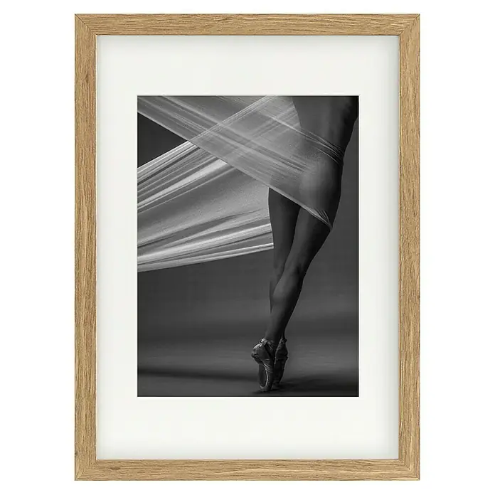 Papermoon Bild - Balance, B x H: 70 x 100 cm, Mit Passepartout, Rahmen Eiche - Gerahmtes Schwarz-Weiß-Foto einer Tänzerin auf Spitze, umhüllt von einem durchscheinenden Stoff, der eine elegante und künstlerische Note verleiht.