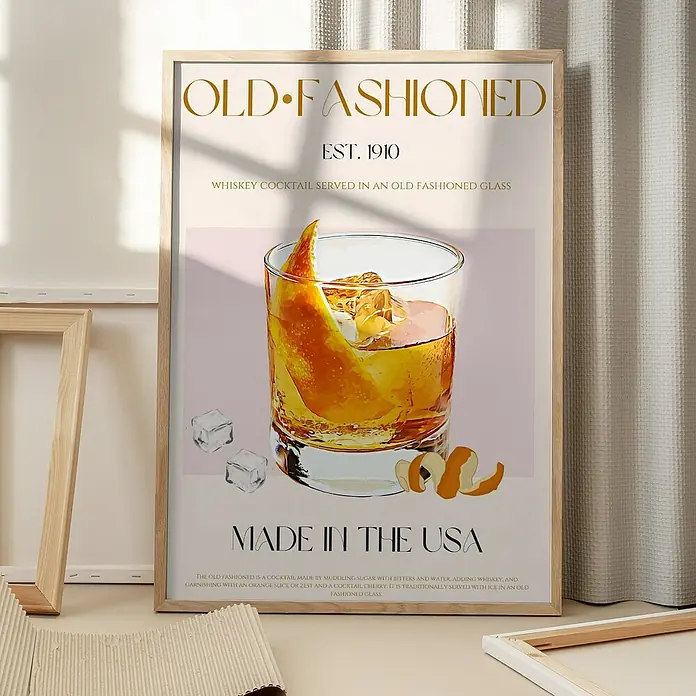 Papermoon Bild - Classic Cocktail, B x H: 100 x 140 cm, Mit Passepartout, Rahmen Eiche - Ein gerahmtes Poster mit der Abbildung eines Old Fashioned Cocktails, verziert mit Eiswürfeln und Orangenschalen.