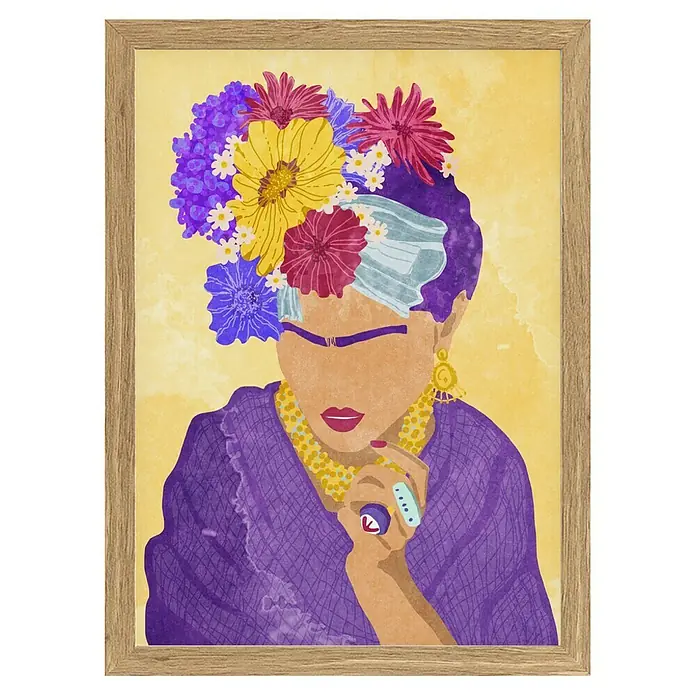 Papermoon Bild - Frida and Flowers, B x H: 40 x 50 cm, Ohne Passepartout, Rahmen Eiche - Gerahmtes Porträt einer Frau mit Blumen im Haar, die ein lila Gewand und goldenen Schmuck trägt, vor einem gelben Hintergrund.