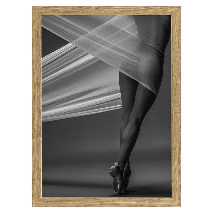 Papermoon Bild - Balance, B x H: 70 x 100 cm, Ohne Passepartout, Rahmen Eiche - Gerahmtes Schwarz-Weiß-Foto einer Ballerina in Spitzenschuhen, mit fließendem Stoff umhüllt, das Eleganz und Kunstfertigkeit ausstrahlt.
