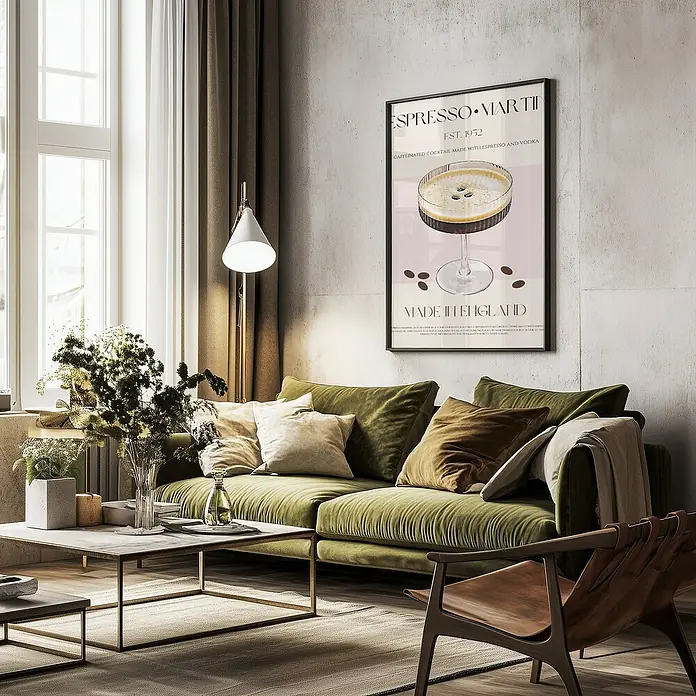 Papermoon Bild - Coffee Delighta, B x H: 80 x 110 cm, Ohne Passepartout, Rahmen Schwarz - Ein stilvolles Wohnzimmer mit einem Espresso Martini-Poster, einem grünen Sofa und einem modernen Couchtisch.