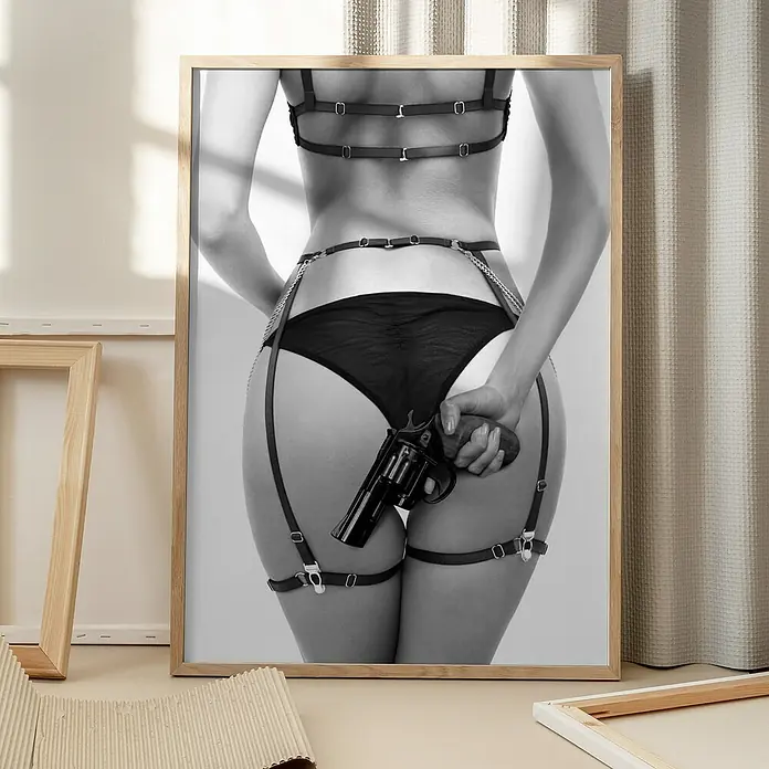Papermoon Bild - Love & a loaded Gun, B x H: 40 x 50 cm, Ohne Passepartout, Rahmen Eiche - Das Schwarz-Weiß-Kunstwerk zeigt eine Frau mit einer Waffe, gerahmt für eine stilvolle Wanddekoration.