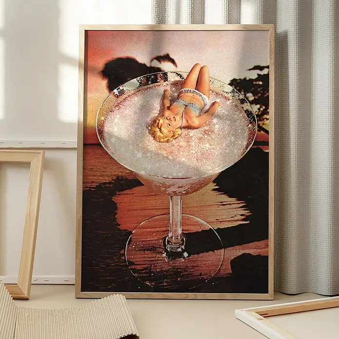 Papermoon Bild - Pink Margarita, B x H: 70 x 100 cm, Ohne Passepartout, Rahmen Eiche - Gerahmtes Kunstwerk mit einer Frau, die in einem Cocktailglas entspannt. Das dekorative Bild bringt einen Hauch von Retro-Glamour in jeden Raum.