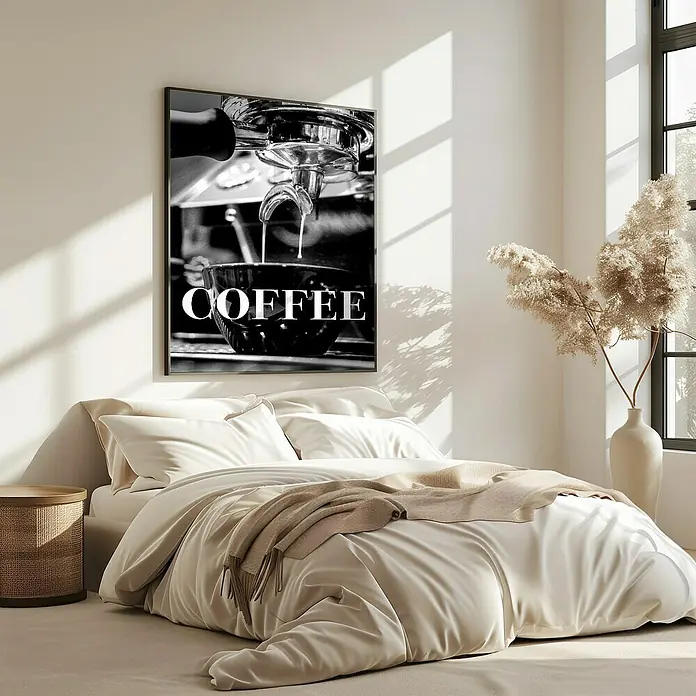 Papermoon Bild - Coffee Text, B x H: 50 x 70 cm, Mit Passepartout, Rahmen Eiche - Schwarzes Kaffee-Wandbild über einem Bett mit beiger Bettwäsche und Nachttisch, das eine entspannte Schlafzimmeratmosphäre schafft.