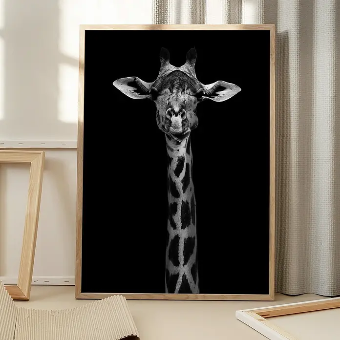 Papermoon Bild - Giraffe Portrait, B x H: 50 x 70 cm, Ohne Passepartout, Rahmen Eiche - Schwarzweißfotografie einer Giraffe in einem Holzrahmen, minimalistisch und elegant. Perfekt für moderne Wanddekorationen.