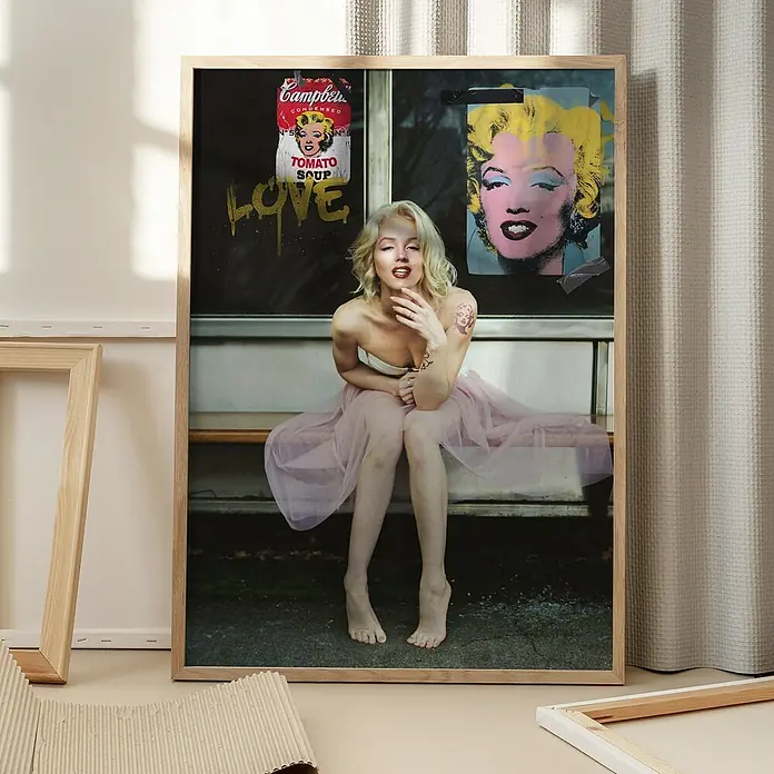 Papermoon Bild - New Marilyn, B x H: 40 x 50 cm, Mit Passepartout, Rahmen Eiche - Gerahmtes Kunstwerk mit einer Frau im Marilyn Monroe Stil vor Pop Art Motiven, das eine moderne und künstlerische Note in jeden Raum bringt.