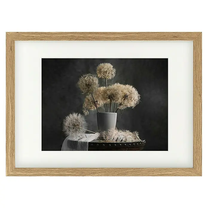 Papermoon Bild - Dandelion Seed, B x H: 80 x 60 cm, Mit Passepartout, Rahmen Eiche - Gerahmtes Bild mit einer Nahaufnahme von Pusteblumen in einer Vase auf einem kleinen Tisch. Elegantes Design für Wohn- oder Büroräume.