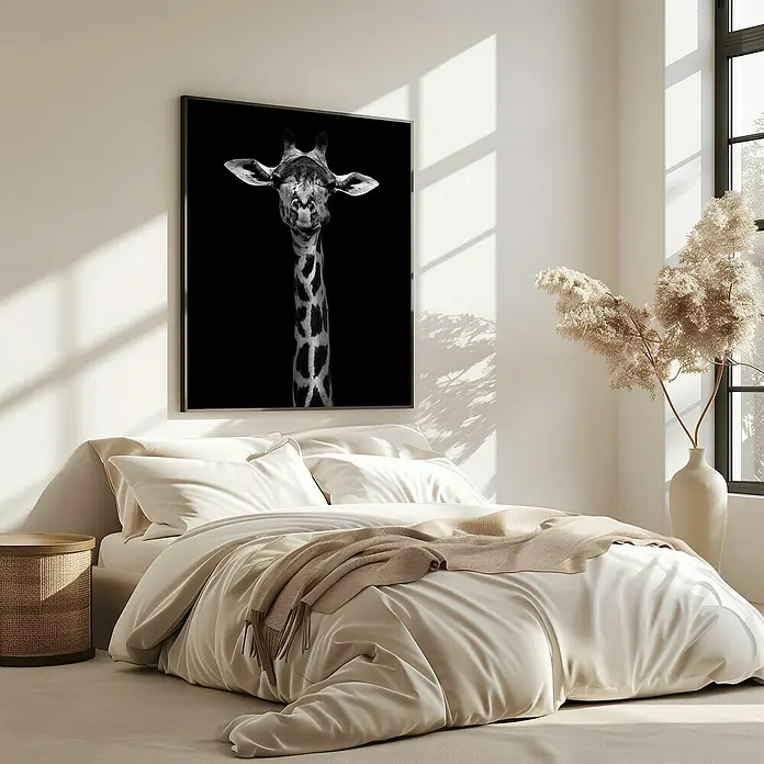 Papermoon Bild - Giraffe Portrait, B x H: 50 x 70 cm, Ohne Passepartout, Rahmen Eiche - Ein modernes Schlafzimmer mit einem großen Bett und einem beeindruckenden Schwarzweiß-Giraffenbild an der Wand, das Eleganz und Stil ausstrahlt.