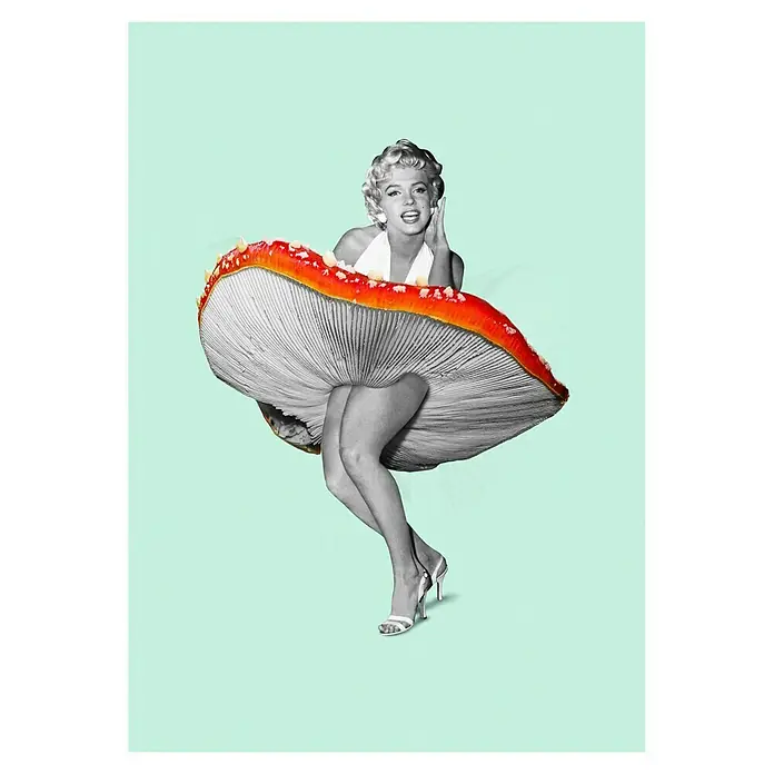Papermoon Poster - Happy Dress, B x H: 80 x 110 cm, Ohne Passepartout - Marilyn Monroe posiert unter einem riesigen Fliegenpilz, eine surrealistische und verspielte Collage mit einem Hauch von Retro-Glamour.