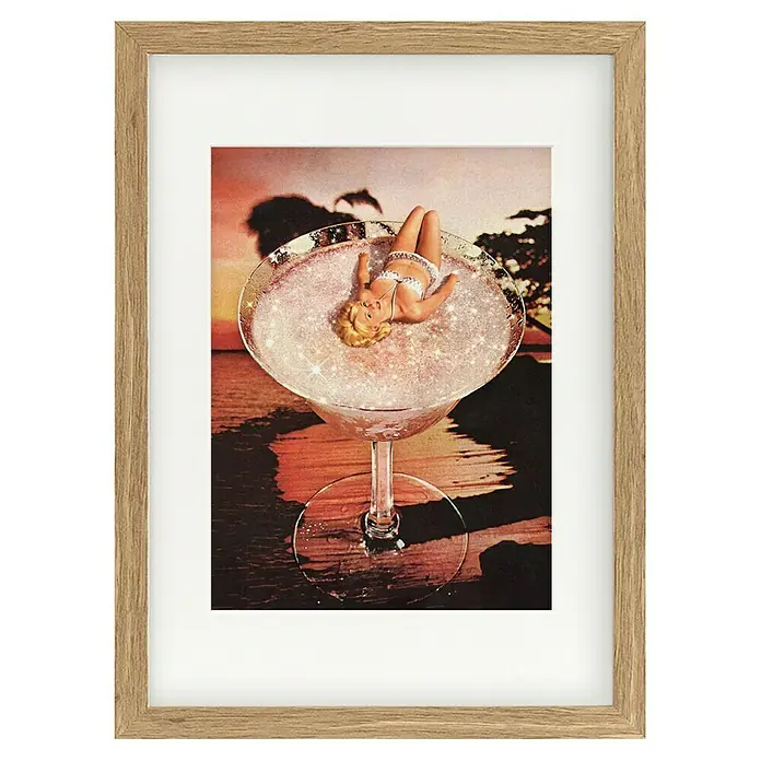 Papermoon Bild - Pink Margarita, B x H: 100 x 140 cm, Mit Passepartout, Rahmen Eiche - Gerahmtes Bild mit einer Frau in einem Martini-Glas, funkelnd und glamourös, ein dekoratives Highlight für jeden Raum.