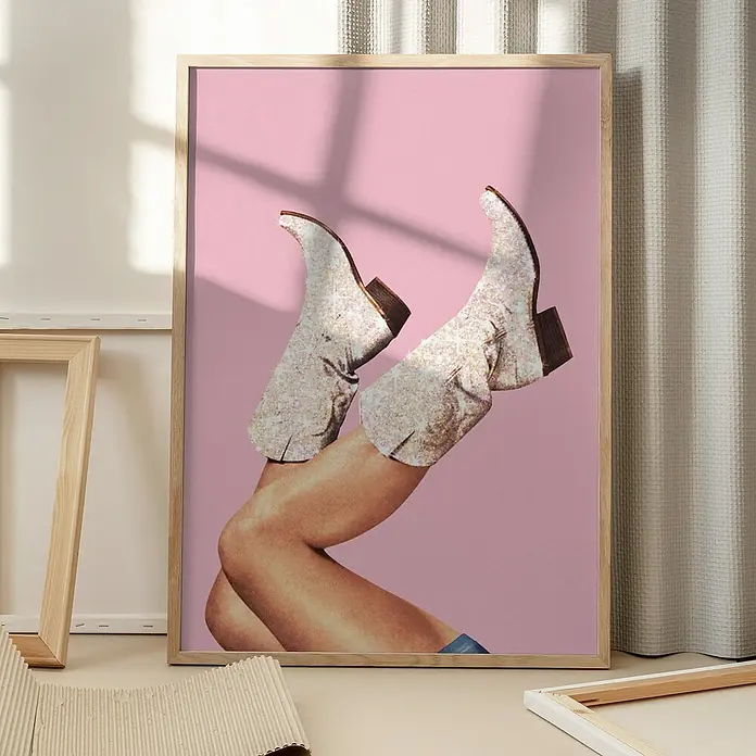 Papermoon Bild - Boots Glitter Pink, B x H: 60 x 80 cm, Ohne Passepartout, Rahmen Eiche - Kunstdruck mit Beinen in Cowboystiefeln vor einem rosa Hintergrund, gerahmt und ausgestellt.