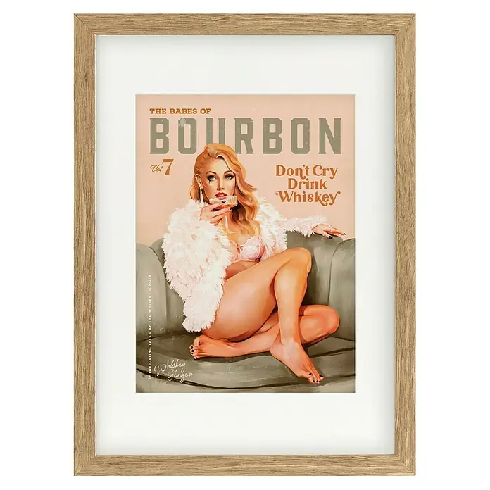 Papermoon Bild - Babes of Boubon Vol. 7, B x H: 100 x 140 cm, Mit Passepartout, Rahmen Eiche - Gerahmtes "The Babes of Bourbon Vol. 7" Poster, das eine Frau mit Cocktail auf einem Sofa zeigt, fängt Vintage-Charme mit modernem Reiz ein.