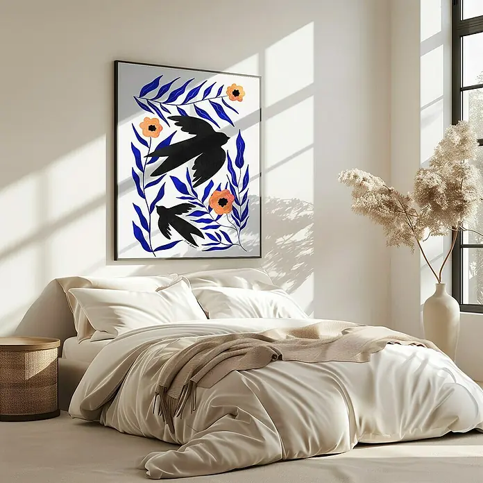 Papermoon Bild - Swallow Flowers, B x H: 70 x 100 cm, Ohne Passepartout, Rahmen Eiche - Ein modernes Schlafzimmer mit einem Kunstwerk mit Vögeln und Blumen in Blau und Orange über einem eleganten Bett.