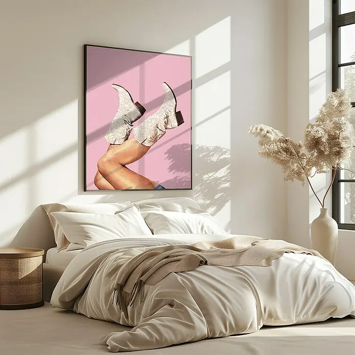 Papermoon Bild - Boots Glitter Pink, B x H: 60 x 80 cm, Ohne Passepartout, Rahmen Eiche - Ein modernes Schlafzimmer mit einem auffälligen pinken Kunstdruck von Beinen mit glitzernden Cowboystiefeln über dem Bett.