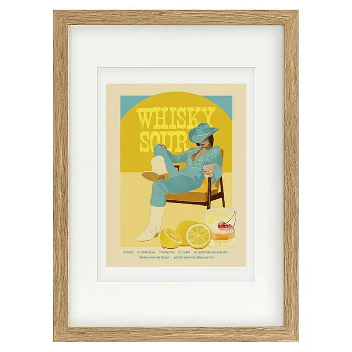 Papermoon Bild - Cocktails Whisky Sour, B x H: 50 x 70 cm, Mit Passepartout, Rahmen Eiche - Gerahmtes Whisky Sour-Rezeptposter mit einer im Sessel sitzenden Frau und Zutaten.