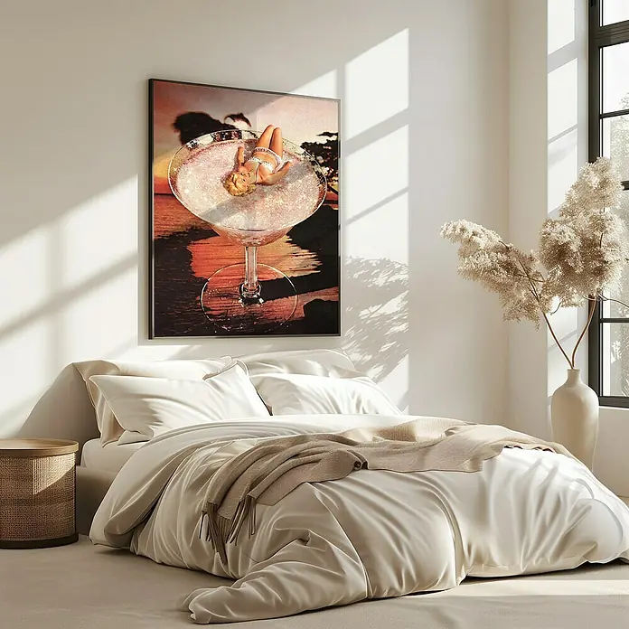 Papermoon Bild - Pink Margarita, B x H: 70 x 100 cm, Ohne Passepartout, Rahmen Eiche - Ein stilvolles Schlafzimmer mit einem auffälligen Kunstwerk, das eine Frau in einem Martini-Glas darstellt. Der Raum ist hell und einladend.