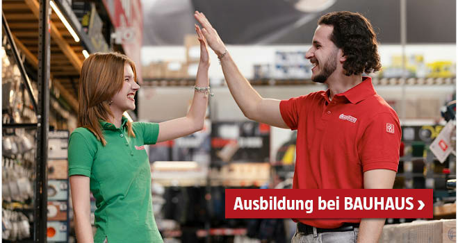 BAUHAUS Mitarbeiterin und Mitarbeiter geben sich ein High-Five