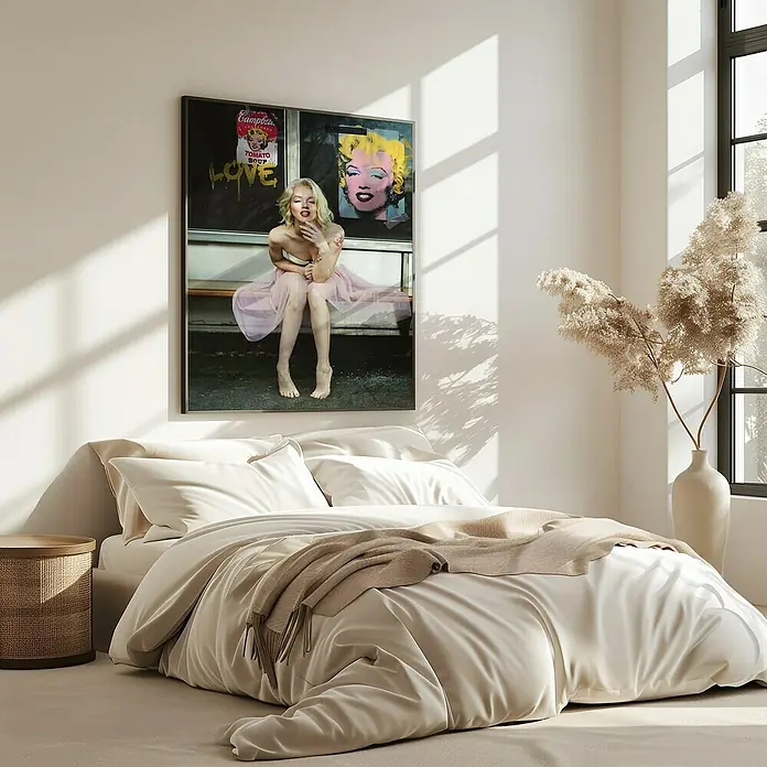 Papermoon Bild - New Marilyn, B x H: 40 x 50 cm, Mit Passepartout, Rahmen Eiche - Dekoratives Marilyn Monroe-Poster über einem Bett mit cremefarbener Bettwäsche, das dem Raum einen Hauch von Eleganz verleiht.
