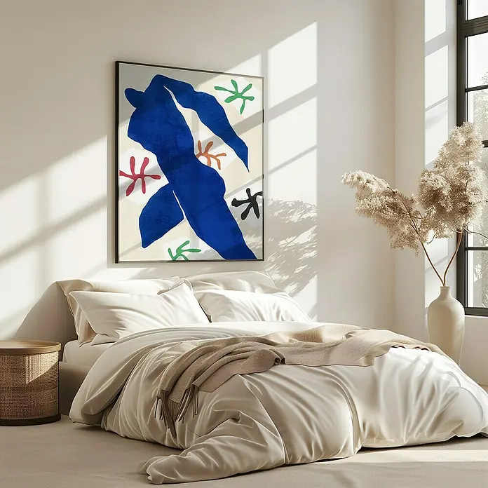 Papermoon Bild - Abstract Blue Figure, B x H: 60 x 80 cm, Mit Passepartout, Rahmen Eiche - Helles Schlafzimmer mit abstraktem Kunstwerk über dem Bett. Das blaue Kunstwerk verleiht dem Raum eine moderne Note.