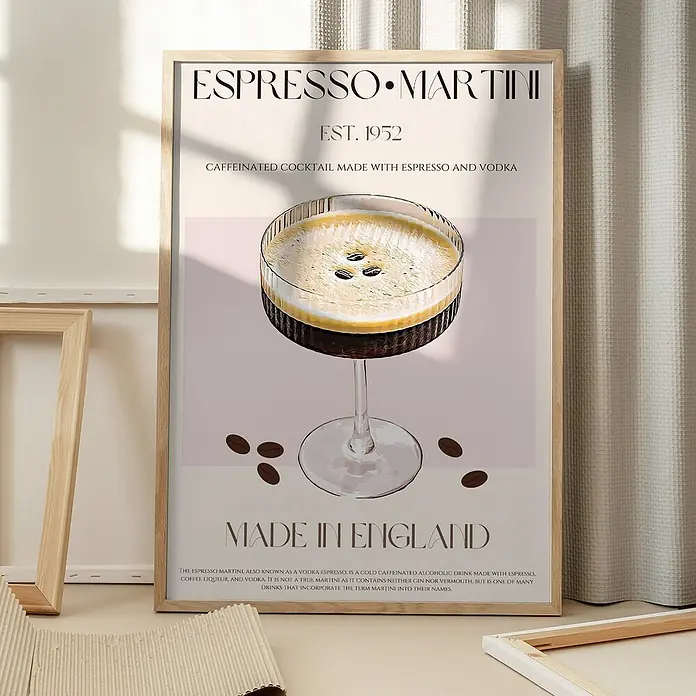Papermoon Bild - Coffee Delighta, B x H: 70 x 100 cm, Ohne Passepartout, Rahmen Eiche - Ein gerahmtes Poster mit dem Aufdruck "Espresso Martini", ein stilvolles Wandbild für Liebhaber klassischer Cocktails.