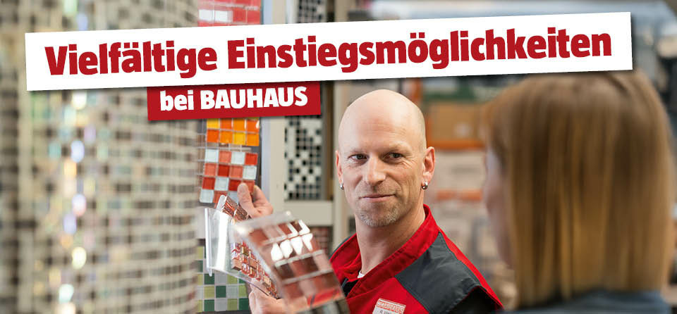 BAUHAUS Mitarbeiter berät Kundin bei den Mosaikfliesen mit Titel Vielfältige Einstiegsmöglichkeiten bei BAUHAUS