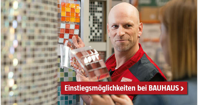 BAUHAUS Mitarbeiter berät Kundin bei den Mosaikfliesen