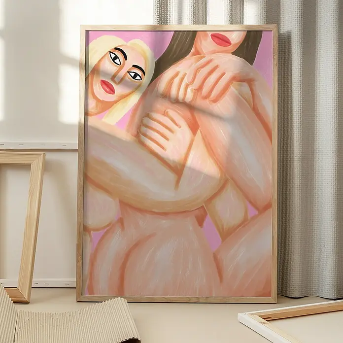 Papermoon Bild - Gatel, B x H: 80 x 110 cm, Mit Passepartout, Rahmen Eiche - Gerahmtes Kunstwerk mit einer farbenfrohen Darstellung zweier Frauen in einer innigen Umarmung, ausgestellt in einem modernen Interieur.