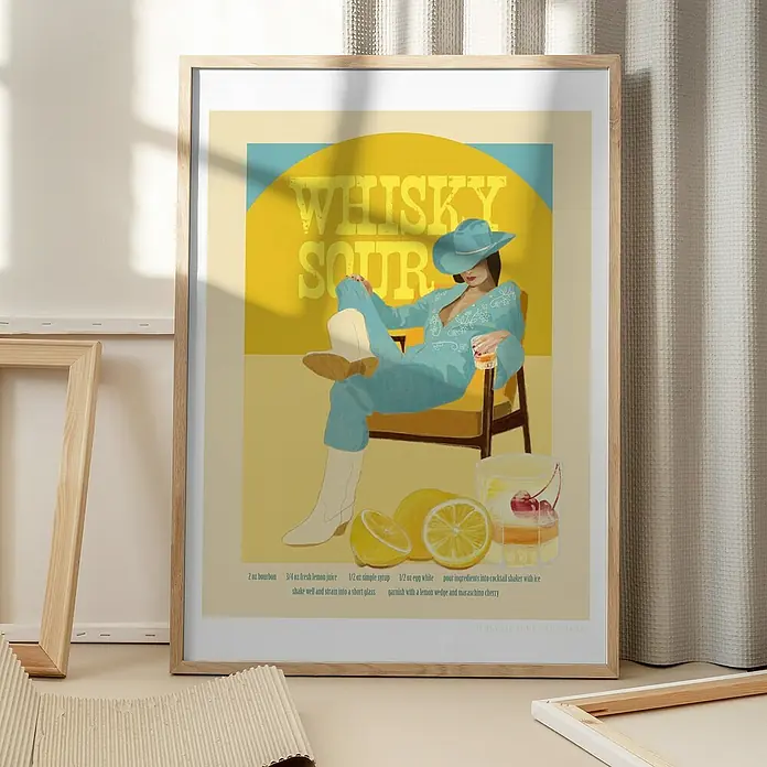 Papermoon Bild - Cocktails Whisky Sour, B x H: 50 x 70 cm, Mit Passepartout, Rahmen Eiche - Ein gerahmtes Kunstwerk mit dem Rezept für einen Whiskey Sour, das eine stilvolle Figur mit Cowboyhut zeigt.