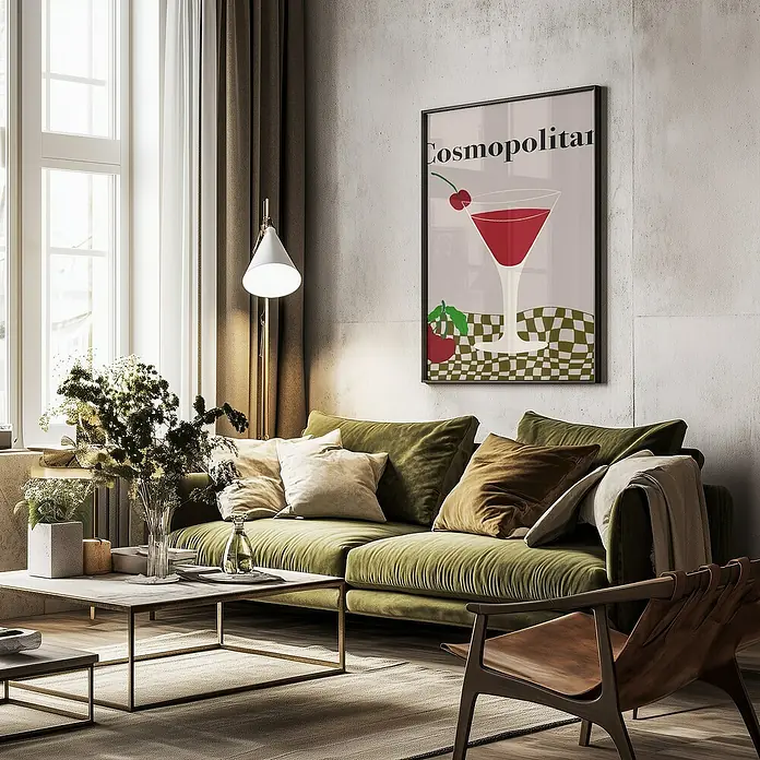 Papermoon Bild - Cosmopolitan, B x H: 100 x 140 cm, Mit Passepartout, Rahmen Schwarz - Ein stilvolles Wohnzimmer mit einem grünen Sofa und einem gerahmten "Cosmopolitan" Cocktail-Poster an der Wand.