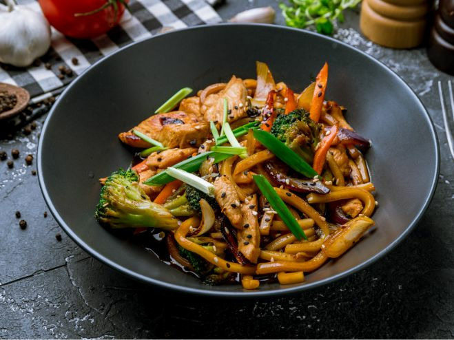 klasični wok s piletinom i povrćem