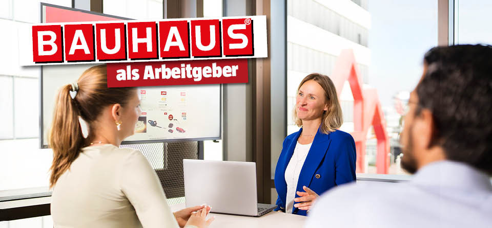 Mann sitzt im Büro mit Titel BAUHAUS als Arbeitgeber 