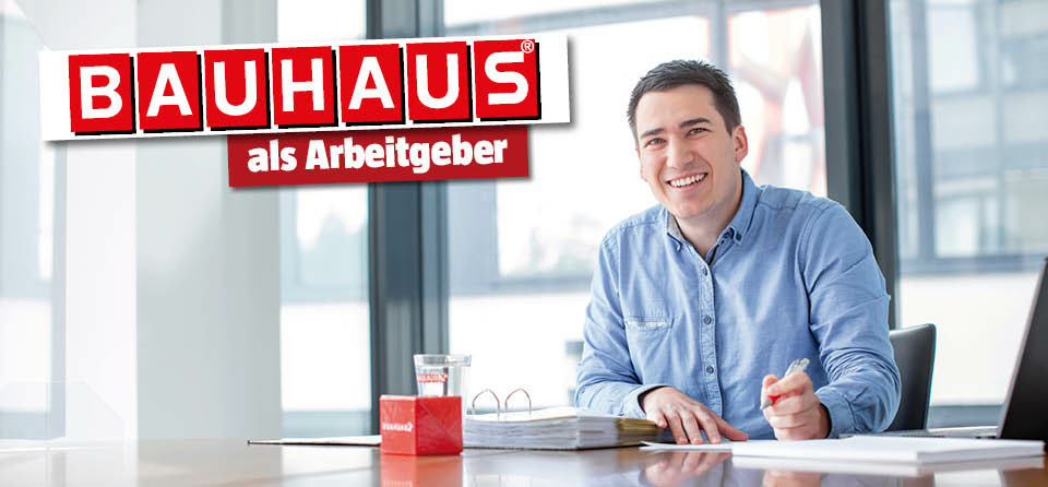 Mann sitzt im Büro mit Titel BAUHAUS als Arbeitgeber 
