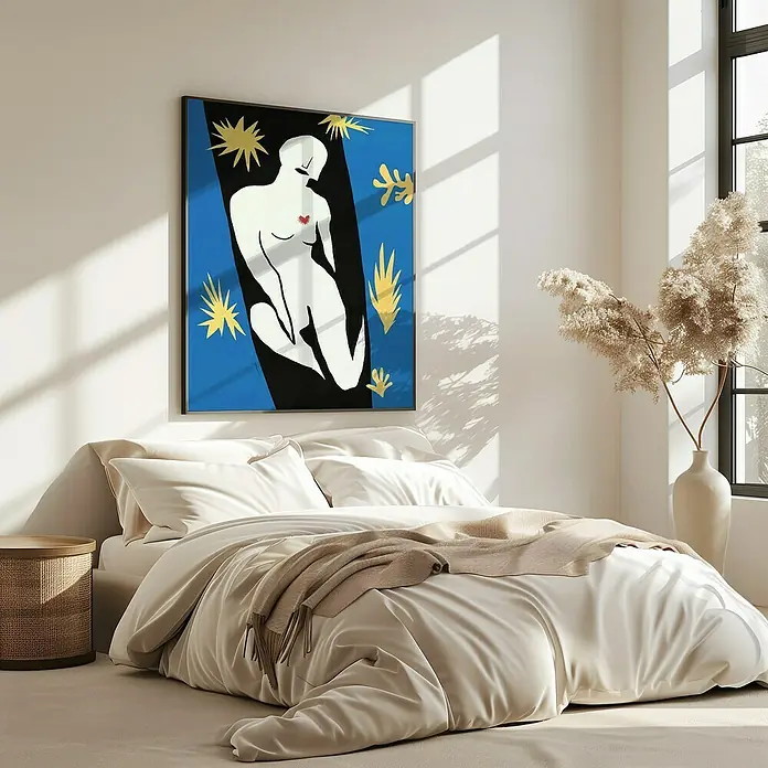 Papermoon Bild - Abstract Figure, B x H: 50 x 70 cm, Ohne Passepartout, Rahmen Eiche - Ein Schlafzimmer mit einem Bett und einem Bild von Henri Matisse an der Wand. Der Druck ist ein echter Hingucker.
