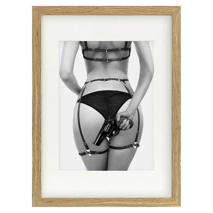 Papermoon Bild - Love & a loaded Gun, B x H: 40 x 50 cm, Mit Passepartout, Rahmen Eiche - Gerahmtes Schwarz-Weiß-Foto einer Frau in Dessous mit einer Pistole, ein stilvolles und provokantes Kunstwerk.