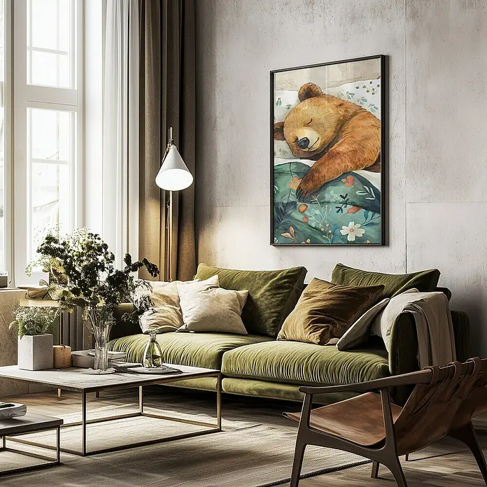Papermoon Bild - Sleepy Bear, B x H: 70 x 100 cm, Mit Passepartout, Rahmen Schwarz - Das Bild zeigt ein gemütliches Wohnzimmer mit einem grünen Sofa und einem gerahmten Bild eines schlafenden Bären.