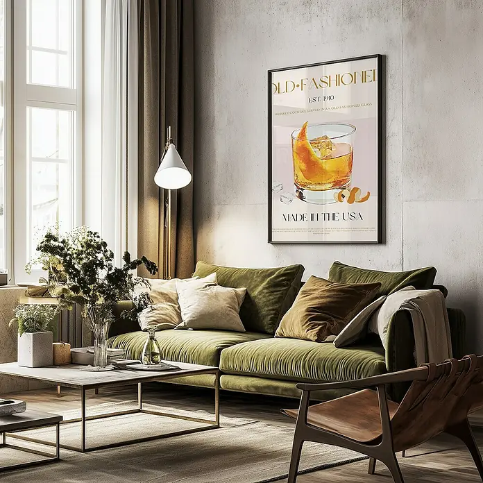 Papermoon Bild - Classic Cocktail, B x H: 100 x 140 cm, Ohne Passepartout, Rahmen Schwarz - Ein stilvolles Interieur mit einem gerahmten "Old Fashioned" Cocktail-Poster an der Wand über einem grünen Samtsofa.