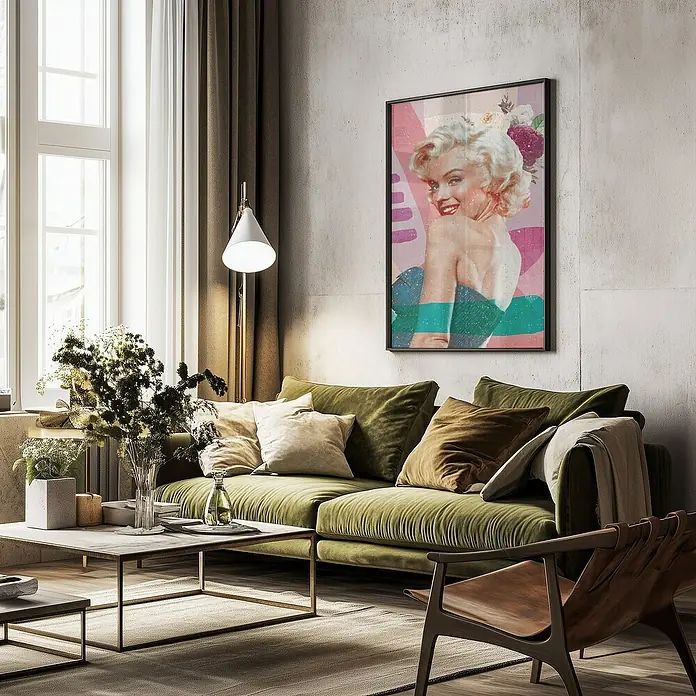 Papermoon Bild - Marilyn is Back, B x H: 80 x 110 cm, Ohne Passepartout, Rahmen Schwarz - Ein Wohnzimmer mit einem grünen Sofa, Kissen und einem Marilyn-Monroe-Poster an der Wand. Die Dekoration verleiht dem Raum eine stilvolle Note.