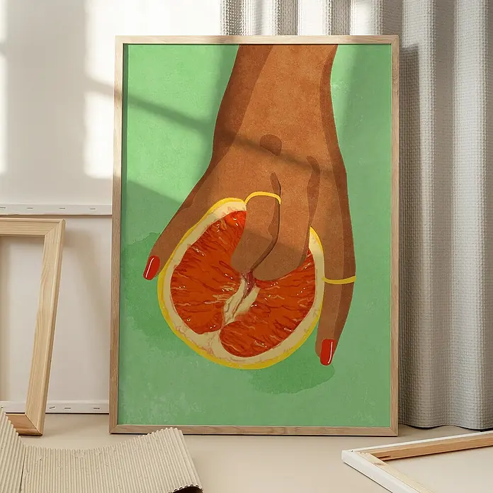 Papermoon Bild - Fruitlover, B x H: 40 x 50 cm, Ohne Passepartout, Rahmen Eiche - Das Poster zeigt eine stilisierte Hand, die eine halbe Grapefruit hält, mit rotem Nagellack und goldenen Ringen vor einem grünen Hintergrund.