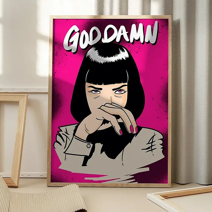 Papermoon Bild - Goodamn!, B x H: 80 x 110 cm, Mit Passepartout, Rahmen Eiche - Ein gerahmtes Kunstwerk mit dem Aufdruck "Goddamn" und einer Frau mit entschlossenem Blick in einem Pop-Art-Stil.