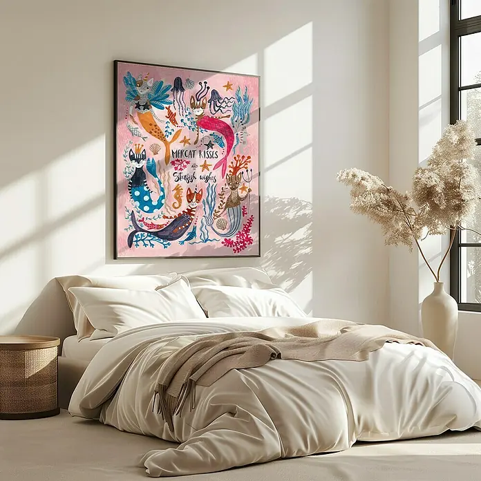 Papermoon Bild - Mercats and Caticorns, B x H: 50 x 70 cm, Mit Passepartout, Rahmen Eiche - Ein farbenfrohes Wandbild mit Meerjungfrauenmotiven hängt über einem Bett. Das Bild verleiht dem Raum eine verspielte und fantasievolle Note.