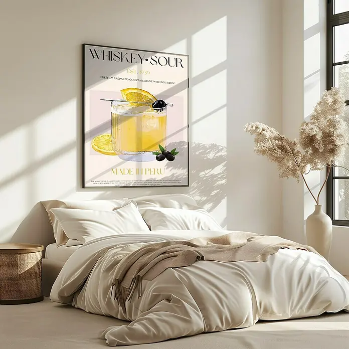 Papermoon Bild - Peru Whisky Bliss, B x H: 80 x 110 cm, Ohne Passepartout, Rahmen Eiche - Ein Whiskey Sour Poster hängt über einem Bett, das die entspannte Atmosphäre des Raumes unterstreicht.